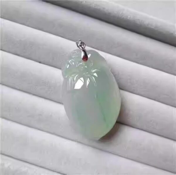 清货   老种起胶翡翠大桃重16克多有证书