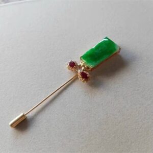 义卖品  18K金镶钻 辣绿翡翠蛋面搭配1.042克拉红宝石胸针  重8克