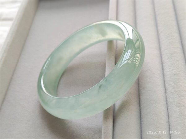 24   胶润厚装荧光 葡萄肉翡翠手镯 55.1圈 有证书