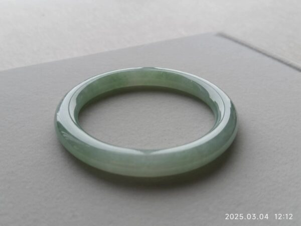 24 冰糯浅绿底翡翠小圆条手镯 54圈 重40.06克 - 图片 2