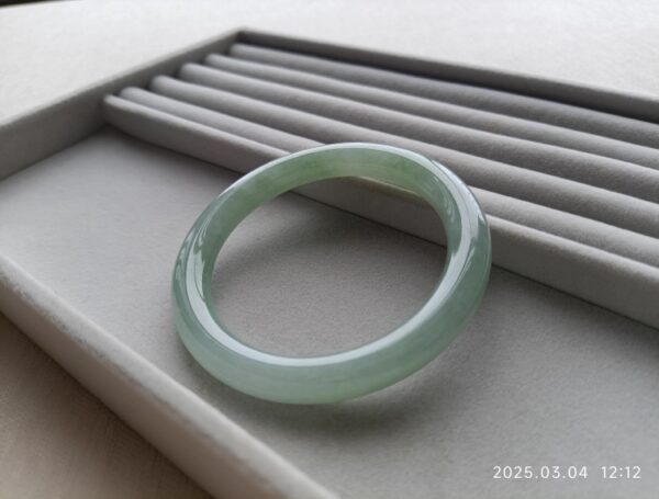24 冰糯浅绿底翡翠小圆条手镯 54圈 重40.06克 - 图片 4