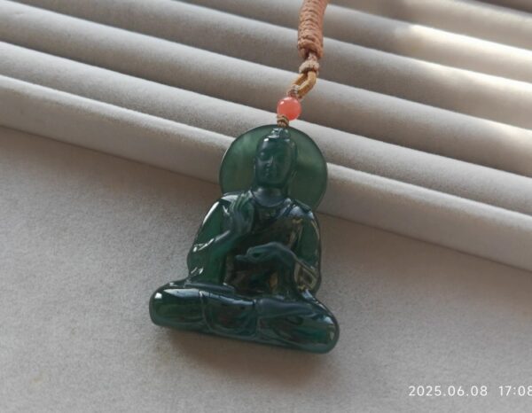 灿 危料翡翠佛牌 有证书