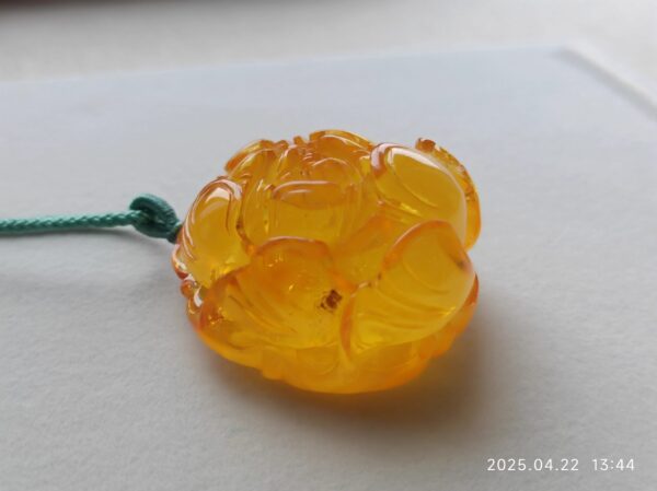 恩 老货清 手工雕刻蜜蜡大牡丹挂坠 重21.05克