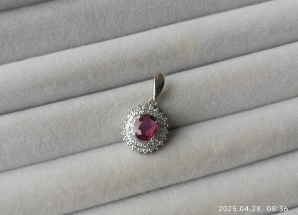 辛 PT900镶钻红宝石吊坠 重3.58克 有证书