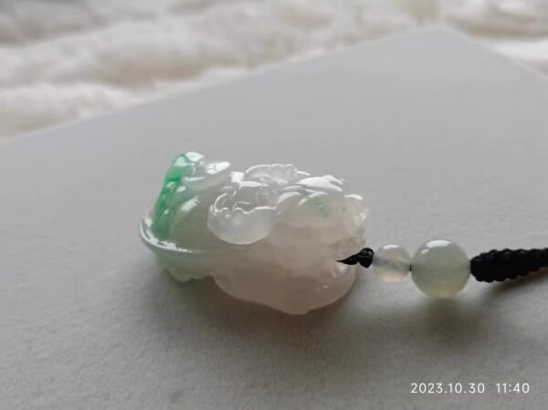 义卖品 冰糯种飘阳绿龙龟翡翠挂件 重26.33克 - 图片 2