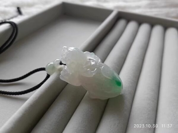义卖品 冰糯种飘阳绿龙龟翡翠挂件 重26.33克 - 图片 4