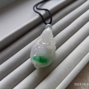 义卖品 冰糯种飘阳绿龙龟翡翠挂件 重26.33克