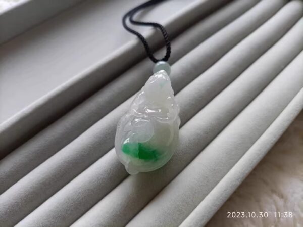 义卖品 冰糯种飘阳绿龙龟翡翠挂件 重26.33克