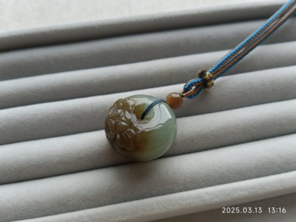 义卖品 老 和田玉雕花平安扣挂坠 重14.79克