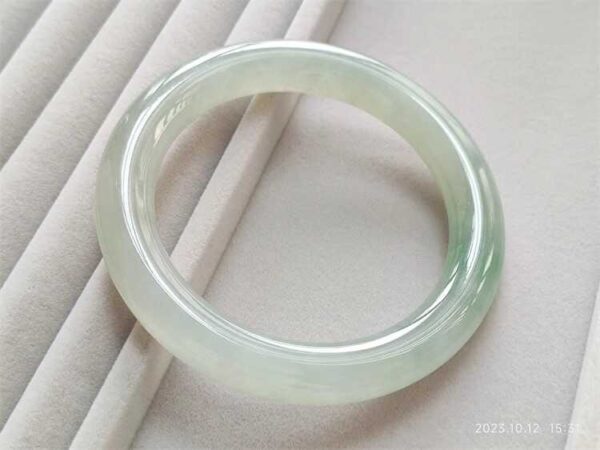 晗 冰种水润起光古典翡翠圆条手镯 55.6圈