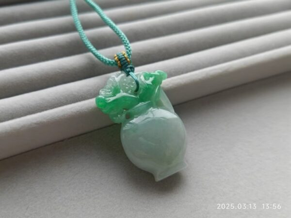 义卖品 冰糯飘阳绿翡翠宝瓶挂坠 重13.69克 有证书 - 图片 2