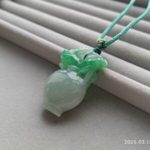 义卖品 冰糯飘阳绿翡翠宝瓶挂坠 重13.69克 有证书