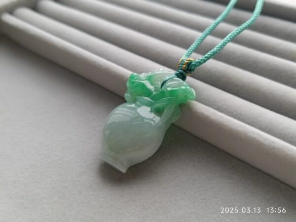 义卖品 冰糯飘阳绿翡翠宝瓶挂坠 重13.69克 有证书
