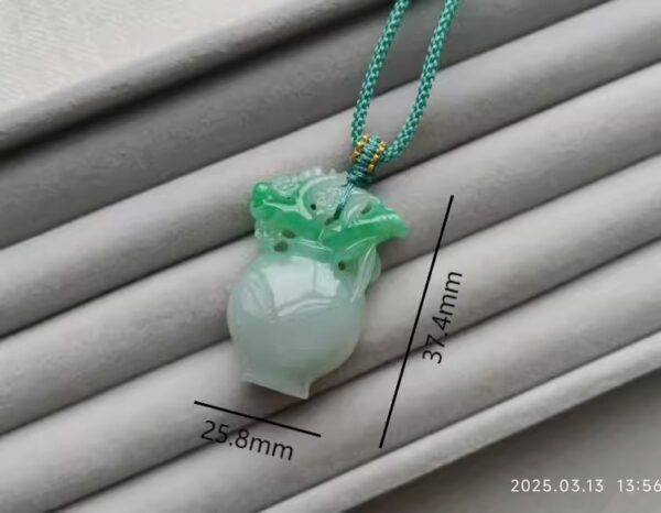 义卖品 冰糯飘阳绿翡翠宝瓶挂坠 重13.69克 有证书 - 图片 4