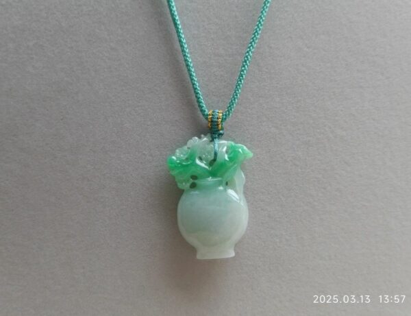 义卖品 冰糯飘阳绿翡翠宝瓶挂坠 重13.69克 有证书 - 图片 3