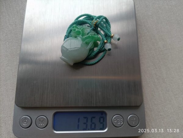 义卖品 冰糯飘阳绿翡翠宝瓶挂坠 重13.69克 有证书 - 图片 5