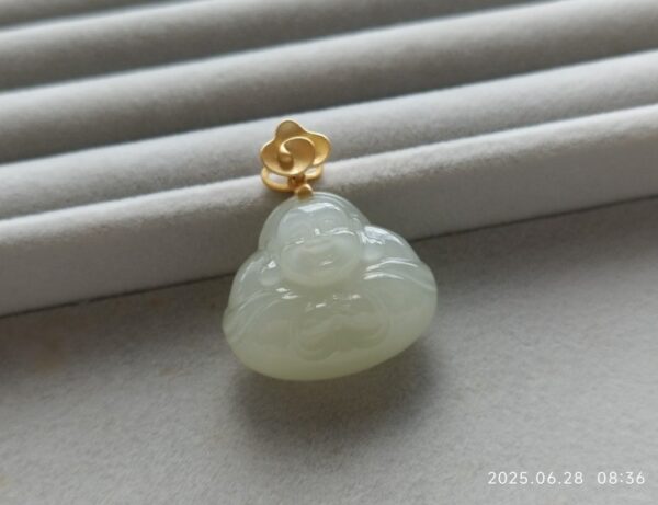 净 精工925银扣和田玉佛公吊坠 重8.07克