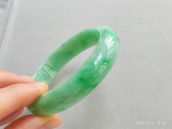 05 美貌糯种阳绿翡翠手镯 55.7圈 - 图片 4