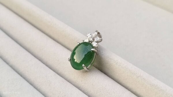 义卖品 老 PT900镶6.26克拉冰种老绿翡翠吊坠 重4.17