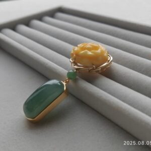 晗 金镶花开富贵蜜蜡搭配翡翠冰种无事牌吊坠 18K 重13.96克