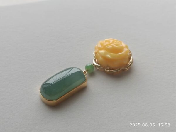 晗 金镶花开富贵蜜蜡搭配翡翠冰种无事牌吊坠 18K 重13.96克 - 图片 3