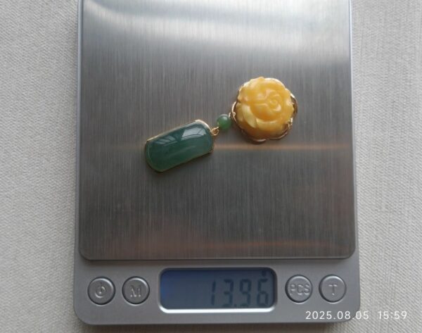 晗 金镶花开富贵蜜蜡搭配翡翠冰种无事牌吊坠 18K 重13.96克 - 图片 5