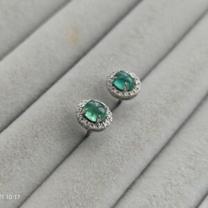 义卖品 18K金镶钻祖母绿耳钉 重1.09克