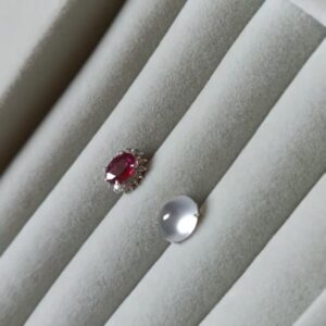 义卖品 金镶钻嵌红宝石，高冰蛋面不对称耳钉 18K 两个证书