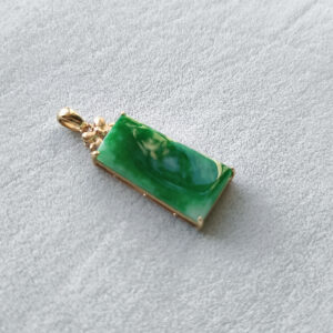 义卖品 耳《观念的牢笼》出镜 18K金镶正阳绿翡翠无事牌