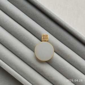 义卖品  老 和田玉无事牌吊坠18K金镶重5.2克